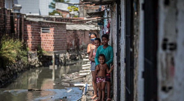 M&atilde;e de seis filhos, Val&eacute;ria Souza sustenta a fam&iacute;lia com R$ 41 mensais