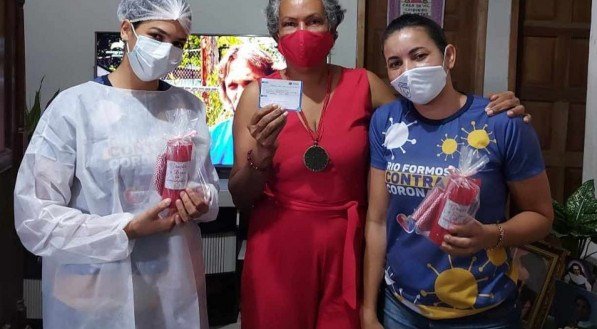 Idosa prepara brindes e café da manhã para receber equipe de vacinação contra a covid-19