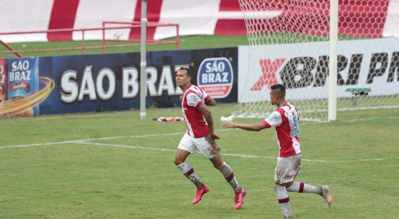 ABRINDO VANTAGEM Vin&iacute;cius recebeu belo passe de Jean Carlos e marcou o segundo gol do N&aacute;utico na vit&oacute;ria por 2x1 sobre o Santa