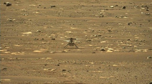 Primeiro v&ocirc;o do Ingenuity Mars Helicopter da NASA - e o primeiro v&ocirc;o motorizado e controlado em outro planeta, capturado por Mastcam-Z, um par de c&acirc;meras com zoom a bordo do Perseverance