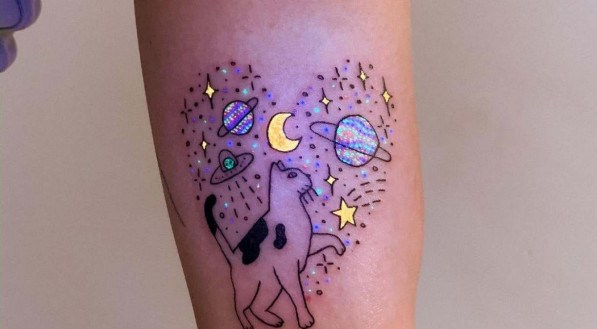 Tatuagens que brilham no escuro fazem sucesso nas redes