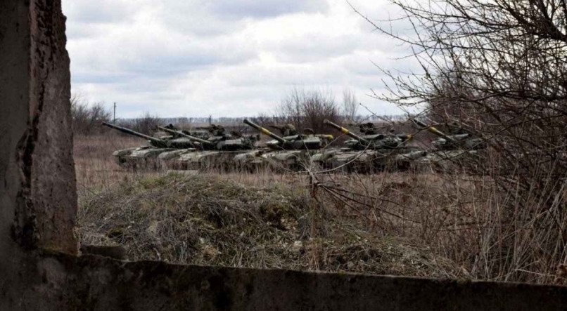 TREINAMENTO Forças ucranianas em uma simulação de tanques 
