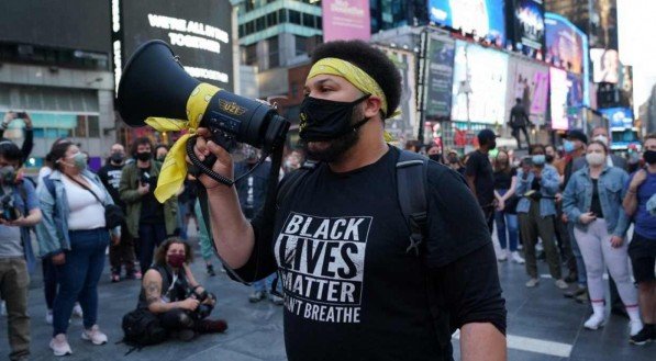 Pessoas se manifestam na Times Square, em Nova York, em 20 de abril de 2021, depois que Derek Chauvin foi considerado culpado de todas as acusa&ccedil;&otilde;es pelo assassinato de George Floyd