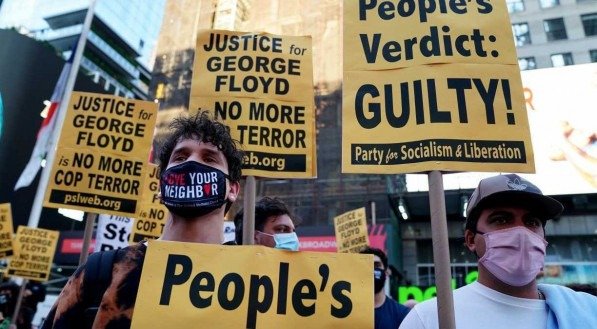 Pessoas se manifestam na Times Square, em Nova York, em 20 de abril de 2021, depois que Derek Chauvin foi considerado culpado de todas as acusa&ccedil;&otilde;es pelo assassinato de George Floyd