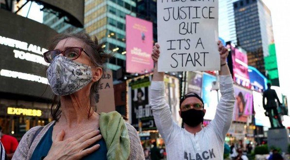 Pessoas se manifestam na Times Square, em Nova York, em 20 de abril de 2021, depois que Derek Chauvin foi considerado culpado de todas as acusa&ccedil;&otilde;es pelo assassinato de George Floyd