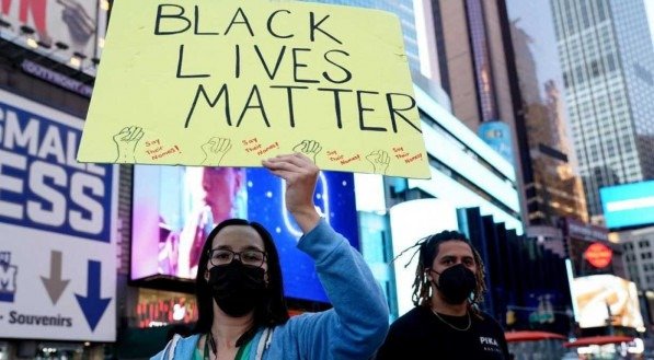 Pessoas se manifestam na Times Square, em Nova York, em 20 de abril de 2021, depois que Derek Chauvin foi considerado culpado de todas as acusa&ccedil;&otilde;es pelo assassinato de George Floyd