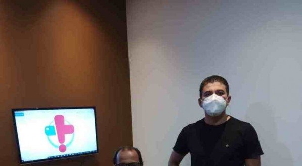 Os desenvolvedores Lucas Primo (esq.) e Jo&atilde;o Barbosa s&atilde;o os criadores do MedAlerta