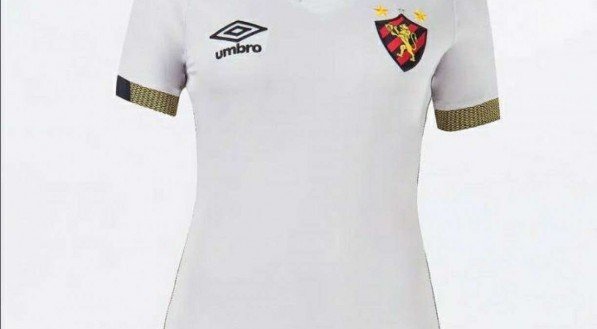 Modelo dois feminino da camisa do Sport. 