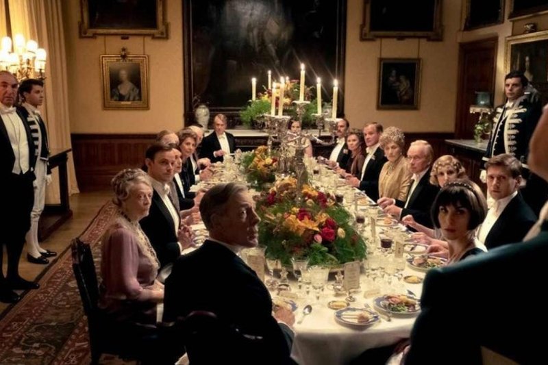 Cena de Downton Abbey - O Filme (2019), que foi um sucesso, ao arrecadar 194,3 milh&otilde;es de d&oacute;lares