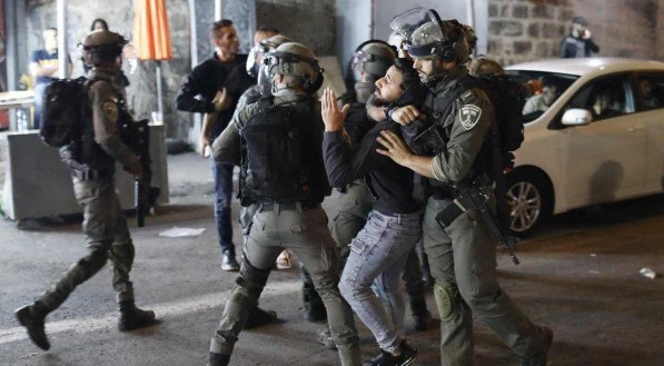 For&ccedil;as de seguran&ccedil;a israelenses detiveram um manifestante palestino em frente ao Port&atilde;o de Damasco, na Cidade Velha de Jerusal&eacute;m, em 23 de abril de 2021