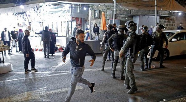 Manifestante palestino foge das for&ccedil;as de seguran&ccedil;a israelenses do lado de fora do Port&atilde;o de Damasco, na Cidade Velha de Jerusal&eacute;m, em 23 de abril de 2021