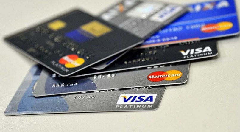 VILÃO Mais da metade (52%) dos endividados relata mau uso do cartão de crédito ou do cheque especial
