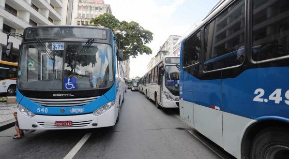 An&uacute;ncio de imuniza&ccedil;&atilde;o acontece depois de muitos protestos de motoristas e cobradores de &ocirc;nibus