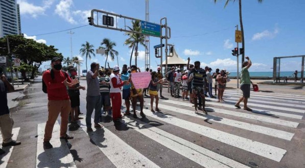 Protesto de ambulantes e barraqueiros na Praia de Boa Viagem, Zona Sul do Recife