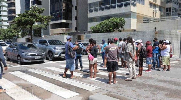 Protesto de ambulantes e barraqueiros na Praia de Boa Viagem, Zona Sul do Recife