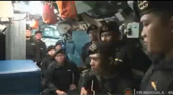 Vídeo mostra a tripulação do submarino indonésio naufragado cantando