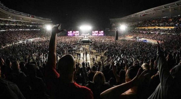 50 mil pessoas curtem show no Eden Park stadium, em Nova Zel&acirc;ndia.
