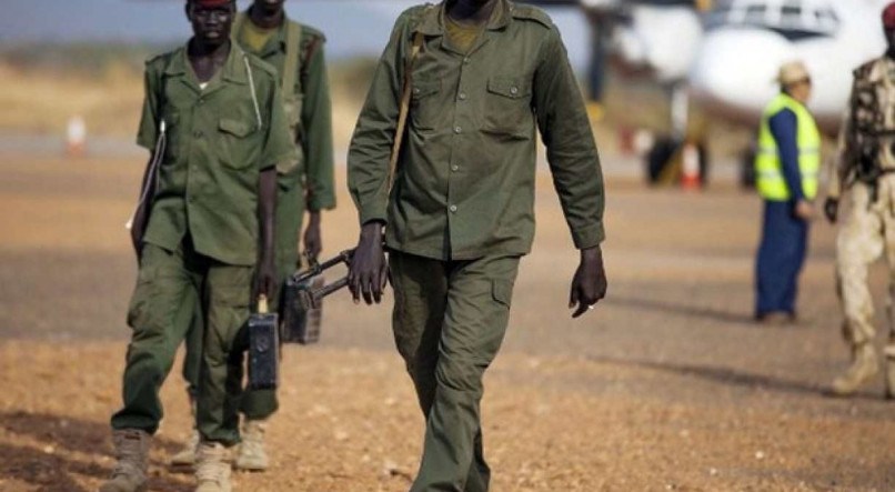 Integrantes do Exército de Libertação do Povo do Sudão no aeroporto de Juba
