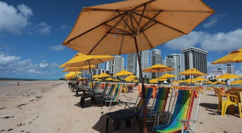 Retomada do com&eacute;rcio de praia no Recife