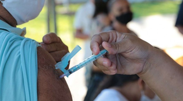 Pernambuco j&aacute; aplicou 2.656.224 doses da vacina contra a covid-19