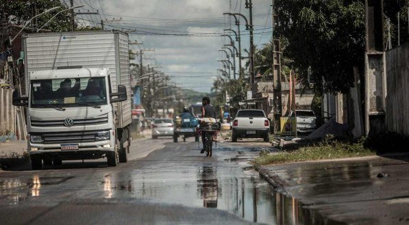 DIFICULDADE Não há acostamento, calçada nem qualquer espaço para circulação das pessoas que andam de bicicleta pela via