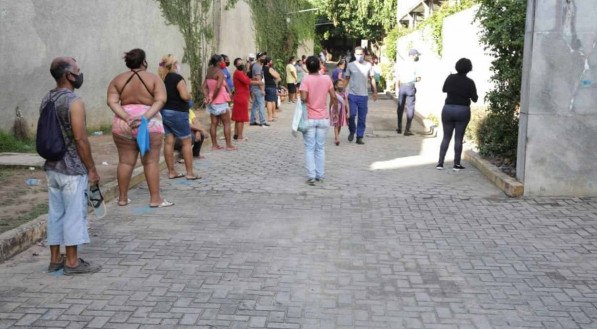 Na ag&ecirc;ncia da CEF no bairro da Encruzilhada, na Zona Norte do Recife, a fila come&ccedil;ou na frente do banco e continuou pela rua paralela. 