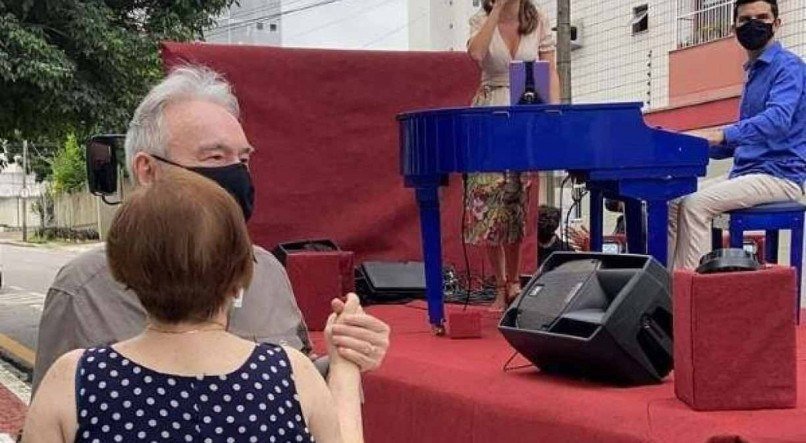 Casal-recebe-serenata-na-porta-de-predio-em-homenagem-aos-50-anos-de-casamento