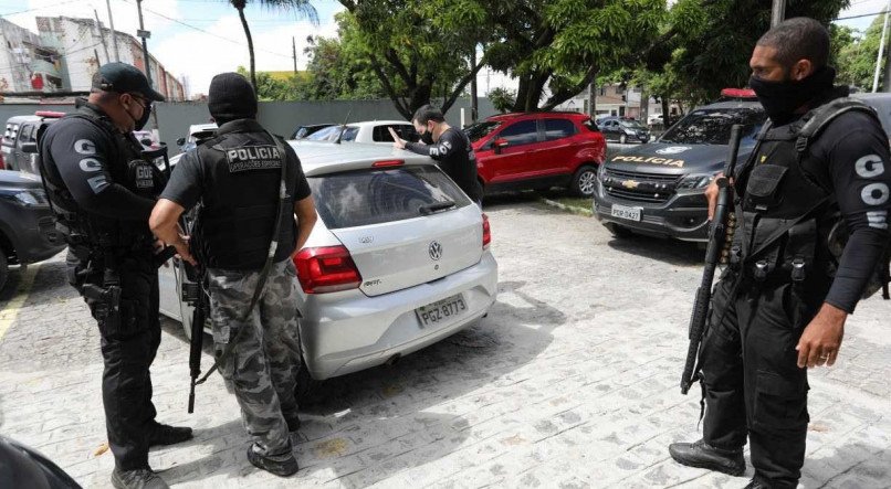 Um casal foi preso em flagrante pelo Grupo de Opera&ccedil;&otilde;es Especiais (GOE), da Pol&iacute;cia Civil de Pernambuco, na &uacute;ltima sexta-feira (1&ordm;),