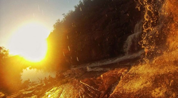 O p&ocirc;r do sol na Cachoeira do Riachinho &eacute; m&aacute;gico