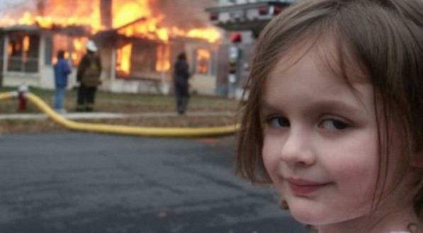 O pai de Zoe Roth fotografou a filha em 2005 em frente a um inc&ecirc;ndio causado pelos pr&oacute;prios bombeiros para treinamento