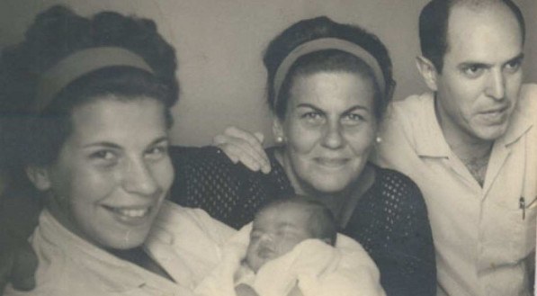 Nana Caymmi com a primeira filha, Stella Tereza, a m&atilde;e, Stella Maris, e o marido, o m&eacute;dico venezuelano Gilberto Jos&eacute; Aponte Paoli, com quem Nana se casou em 1961