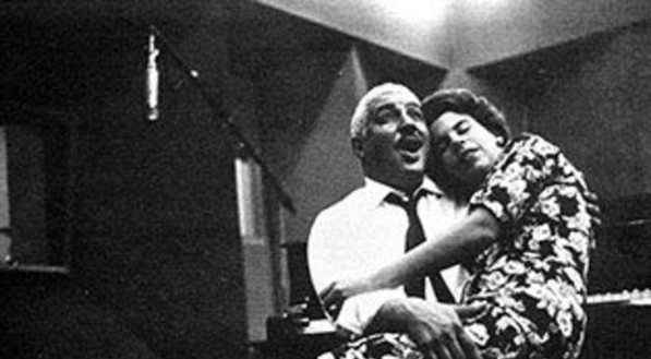 Nana Caymmi no colo do pai, Dorival Caymmi, com quem cantou pela primeira vez