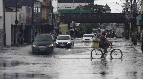 Ruas e avenidas ficam alagadas e engarrafamentos s&atilde;o registrados devido a chuva no Grande Recife, na manh&atilde; desta sexta-feira (30). 