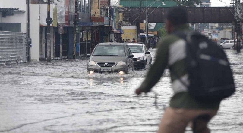 Ruas e avenidas ficam alagadas e engarrafamentos s&atilde;o registrados devido a chuva no Grande Recife, na manh&atilde; desta sexta-feira (30). 