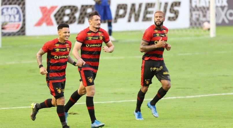 Lances do jogo de futebol Sport X N&aacute;utico, v&aacute;lido pelo Campeonato Pernambucano, na Ilha do Retiro.