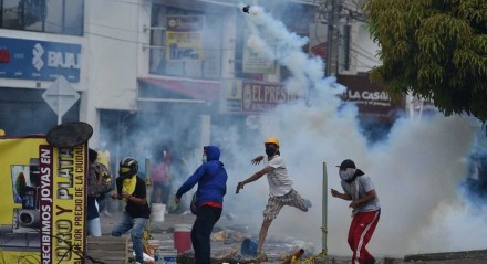 Manifestantes enfrentam tropas de choque durante protesto contra projeto de reforma tributária lançado pelo presidente Ivan Duque, da Colômbia. 