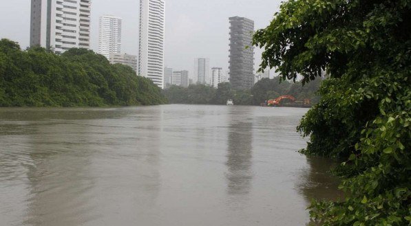 Rio Capibaribe atinge cota de alerta e três municípios da RMR têm possibilidade de inundação, diz Apac