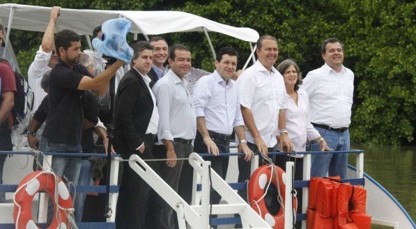 O passeio de barco no Capibaribe de uma obra que nunca foi concluída