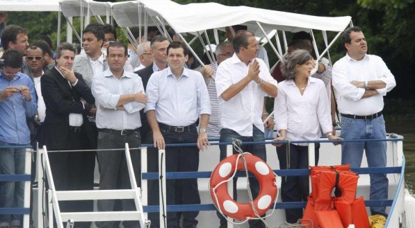  O governador Eduardo Campos, ainda em 2013, quando assinou a ordem de servi&ccedil;o para constru&ccedil;&atilde;o de esta&ccedil;&otilde;es de embarque e desembarque de passageiros do Projeto Rios da Gente
