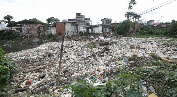 Rio Beberibe, que corta Recife e Olinda, agoniza há anos, enquanto moradores lutam por sobrevivência