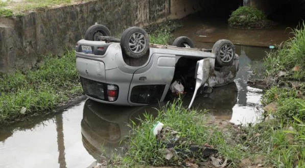 Carro caiu em canal no bairro dos Bultrins, em Olinda