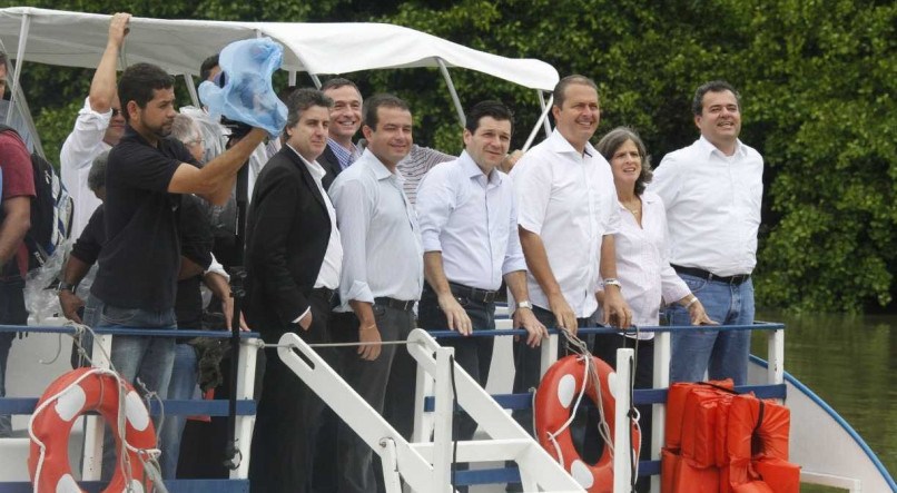  CIDADES - Navegabilidade do Rio Capibaribe. O governador Eduardo Campos assinou, na manh&bdquo; desta sexta-feira (13), a ordem de servi&Aacute;o para constru&ccedil;&atilde;o de esta&ccedil;&otilde;es de embarque e desembarque de passageiros do Programa Rios da Gente, que visa a navegabilidade do Rio Capibaribe. A documenta&ccedil;&atilde;o foi apresentada em solenidade, no canteiro de obras do projeto, localizado na BR-101, ap&oacute;s passeio de barco com a imprensa pelo trecho onde haver&aacute; a navegabilidade.
