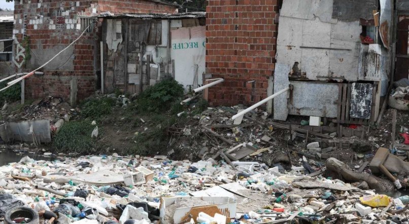 OLINDA População convive com lixo nas margens do Rio Beberibe