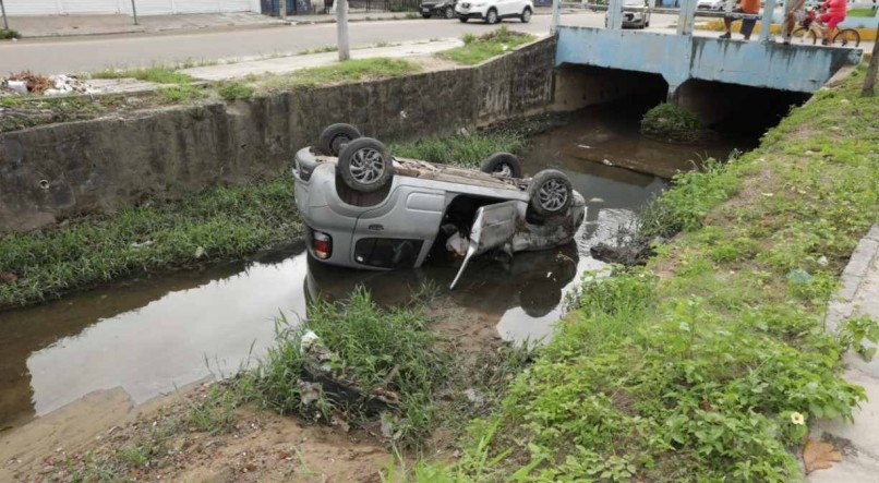Carro ficou de cabe&ccedil;a para baixo em canal no bairro dos Bultrins, em Olinda