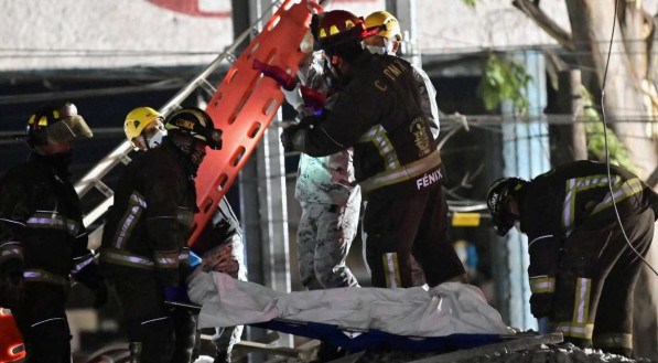 Equipes de resgate retiram corpo de v&iacute;tima ap&oacute;s acidente