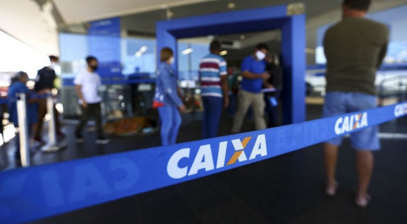 Fila para entrada em agência da Caixa, em Brasília.