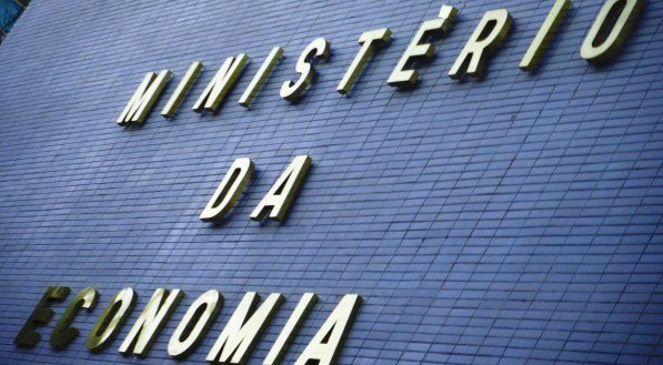 Equipe econômica pede que Bolsonaro vete prorrogação de entrega de IR