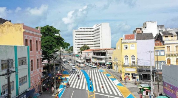 Recife implantou uma &quot;gigante&quot; faixa de pedestres na Avenida Nossa Senhora do Carmo, no Centro, num trecho que tem um alto volume de pessoas fazendo travessia
