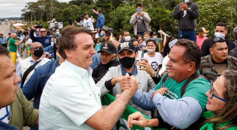 Bolsonaro cumprimentando seus apoiadores.