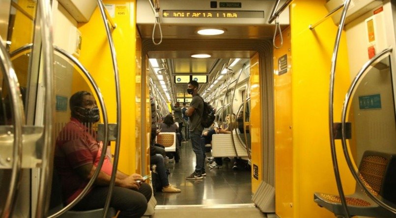 Passageiros com máscaras no vagão da linha 4 do metrô